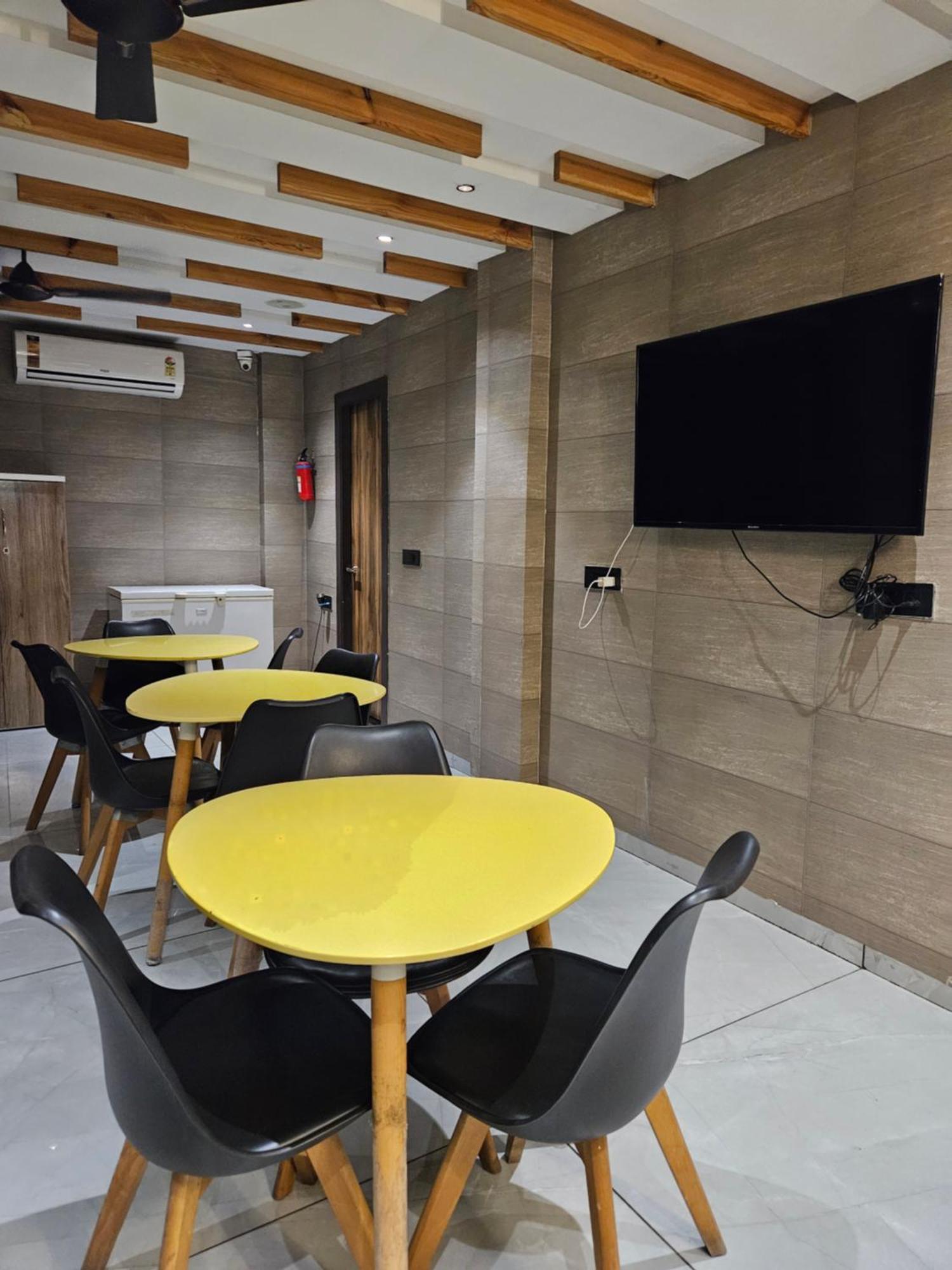 Stayez Studio Apartments Indore Eksteriør billede